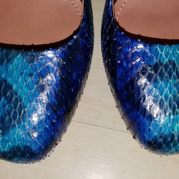 Vince Camuto Blue Snakeskin and leather pumps - Picture 3 of 8